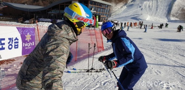 batch_[크기변환]스키장 고객들을 대상으로 강습회를 진행하고 있는 정동현 선수 (2).jpg