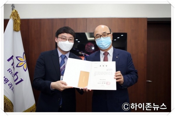 batch_[크기변환]모범상 시상.jpg