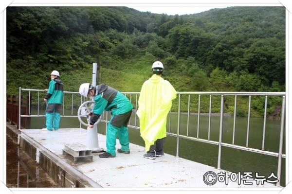 batch_[크기변환]지난 6일 하이원 리조트 직원이 무릉댐 수위를 점검하며 집중호우에 따른 피해 예방에 최선을 다하고 있다.(2).jpg