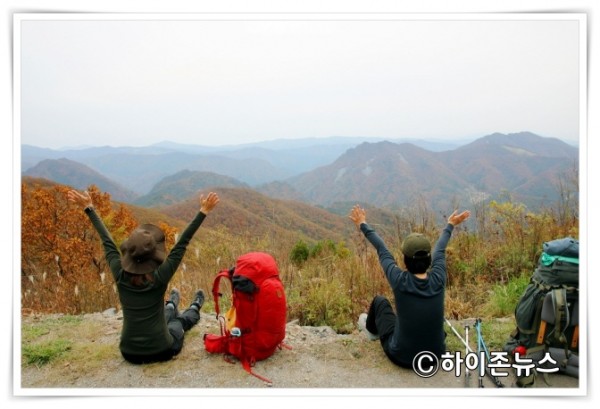 batch_[크기변환]하이원 하늘길의 가을정취를 즐기고 있는 등산객들 모습.jpg