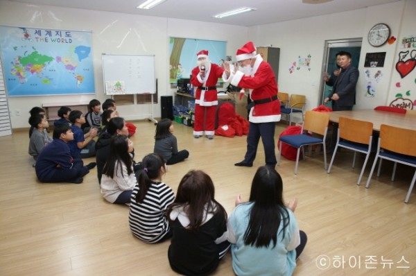batch_[크기변환]강원랜드복지재단 크리스마스이벤트_문태곤 대표이사_정선 화암 꿈배움터 (1).jpg