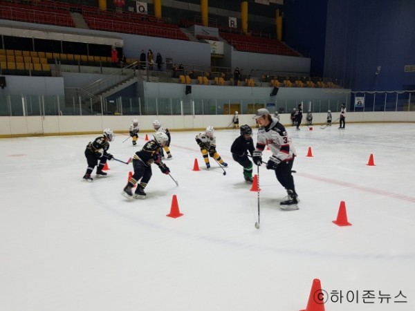batch_[크기변환]하이원스포츠팀 아이스하키 선수들 재능기부 유소년 캠프 2.jpg