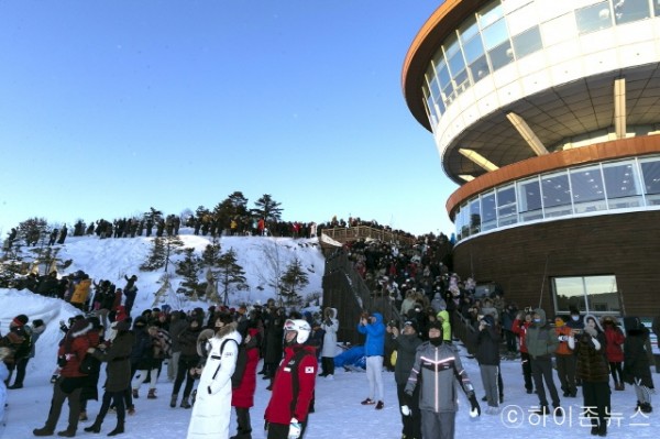 batch_[크기변환]2018년 하이원리조트 해맞이 행사(하이원탑을 배경으로 사진찍는 사람들) (2).JPG