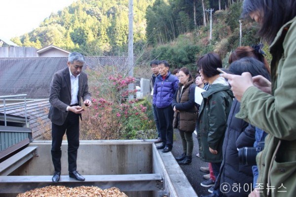 batch_[크기변환](주)이로도리 관계자가 목재 바이오매스에 대한 설명을 하고 있는 모습.JPG