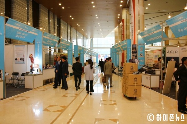 batch_[크기변환]그랜드호텔 로비에서는 기업홍보관이 운영되고 있다.jpg