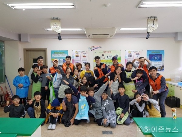 batch_[크기변환]강원랜드 조리팀 직원들이 지역 아동들을 대상으로 진행한 직업체험 봉사활동 모습.jpg