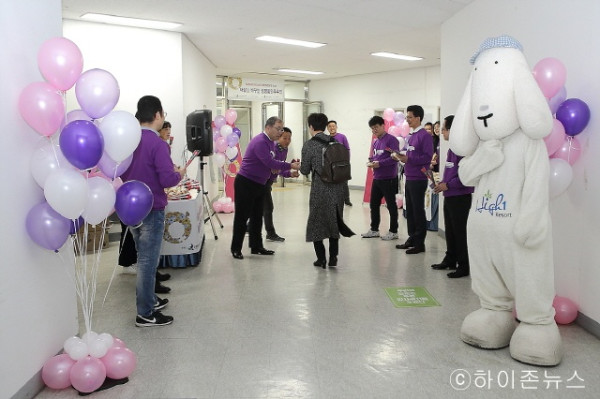 batch_[크기변환]직원 동선에서 장미꽃, 빵 전달 행사도 진행됐다 (2).jpg