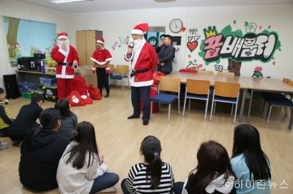 batch_[크기변환]강원랜드복지재단 크리스마스이벤트_문태곤 대표이사_정선 화암 꿈배움터 (2).jpg