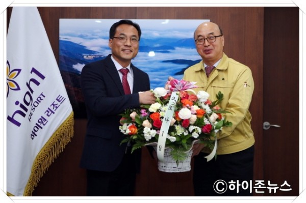 batch_[크기변환]강원랜드 문태곤 대표이사(오른쪽)가 28일 이상익 동부산림청장에게 꽃바구니를 전달하며 플라워 버킷 챌린지에 동참했다.jpg