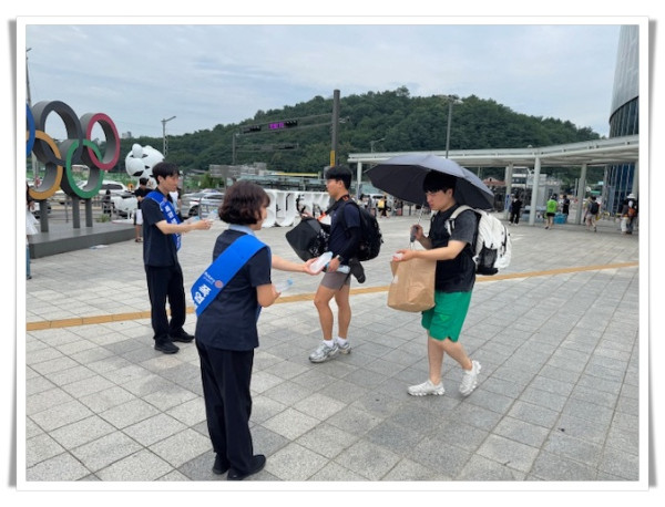 rehi[포맷변환]강릉관리역 폭염 대비 생수 나눔 봉사활동.jpg